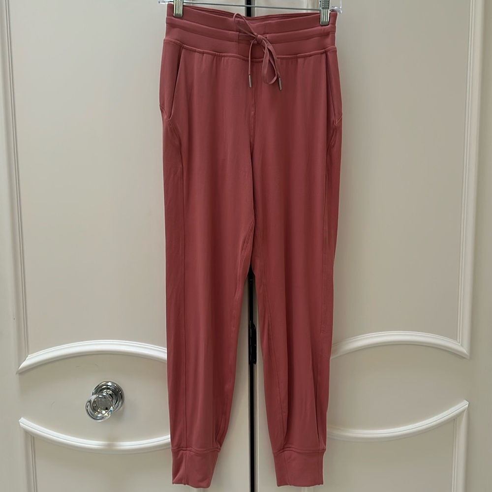 Women’s LuluLemon Ready to Rulu High-Rise Jogger in Pink Savannah